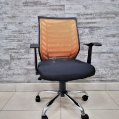 Кресло Barneo K-138 для персонала (черная ткань оранжевая сетка) в Надыме - nadym.mebel24.online | фото 1